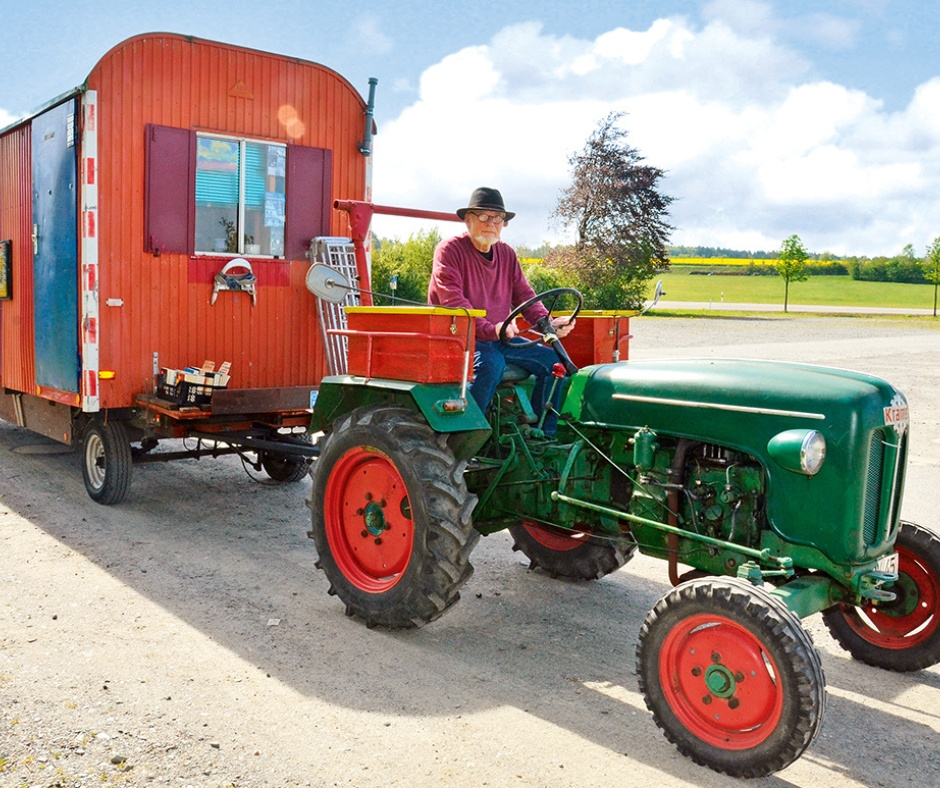 Wolgang Rüdell mit Traktor und Bauwagen