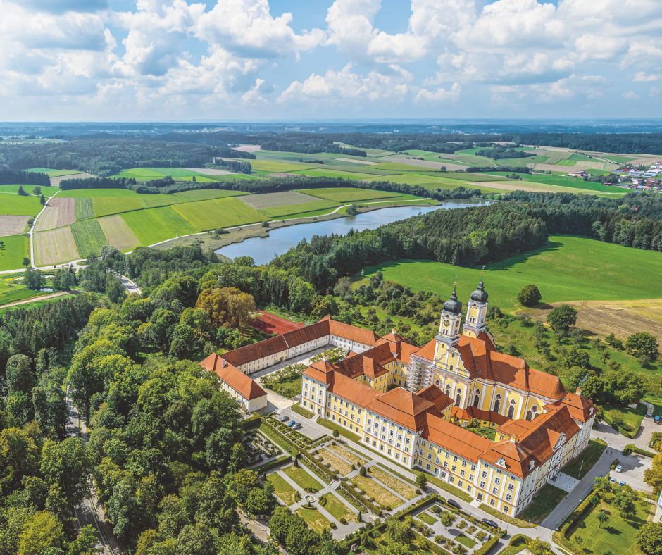 Drohnenaufnahme vom Kloster Roggenburg.
