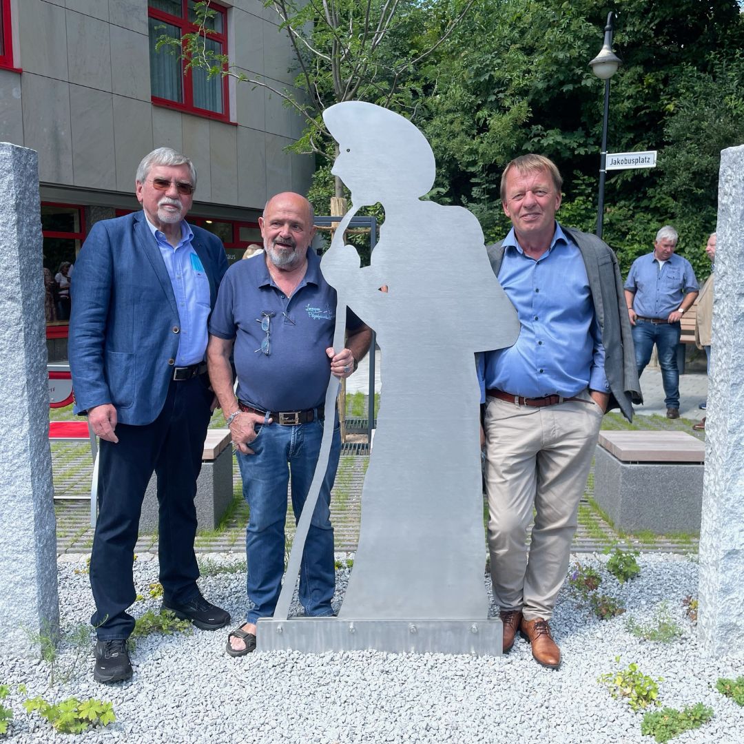 Der Jakobusplatz in Lennep mit (v.l.n.r.) den Leneper Pilgerfreunden Dr. Gerhard Wollnitz (2. Vorsitzender), Hans- Willi Oberlis ( 1. Vorsitzender) und Remscheids Oberbürgermeister Burkhard Mast-Weisz.