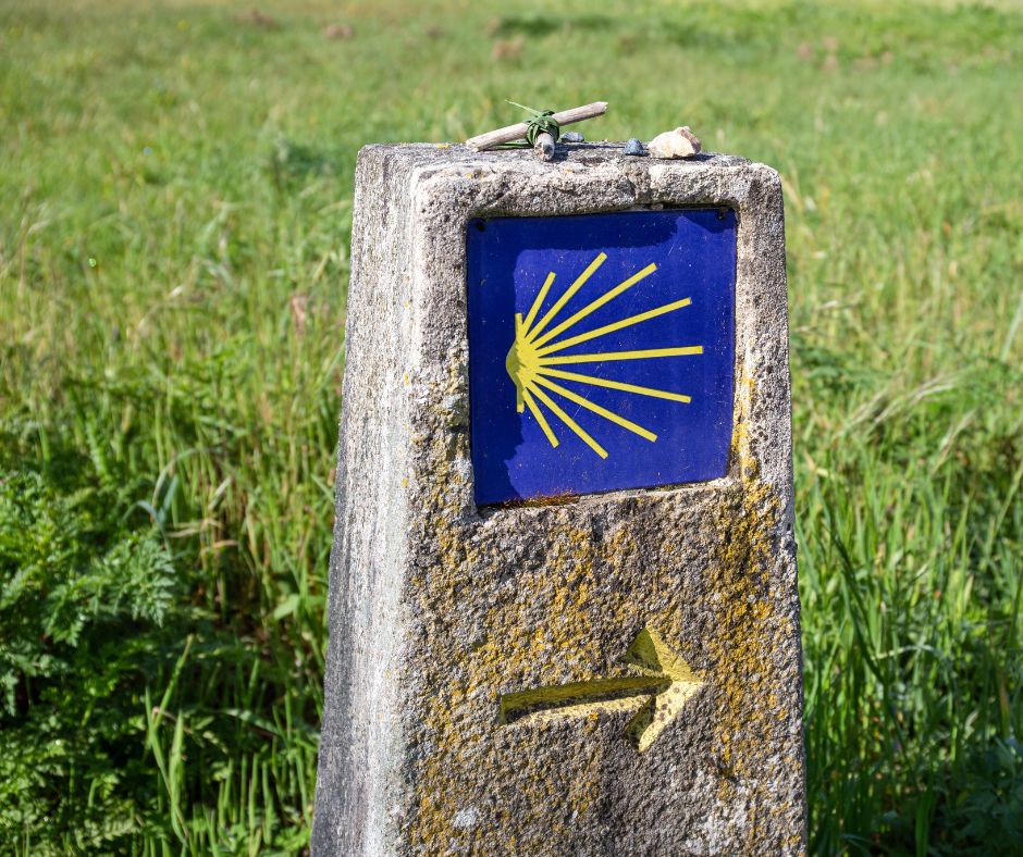 Jakobswegstein am Wegesrand.