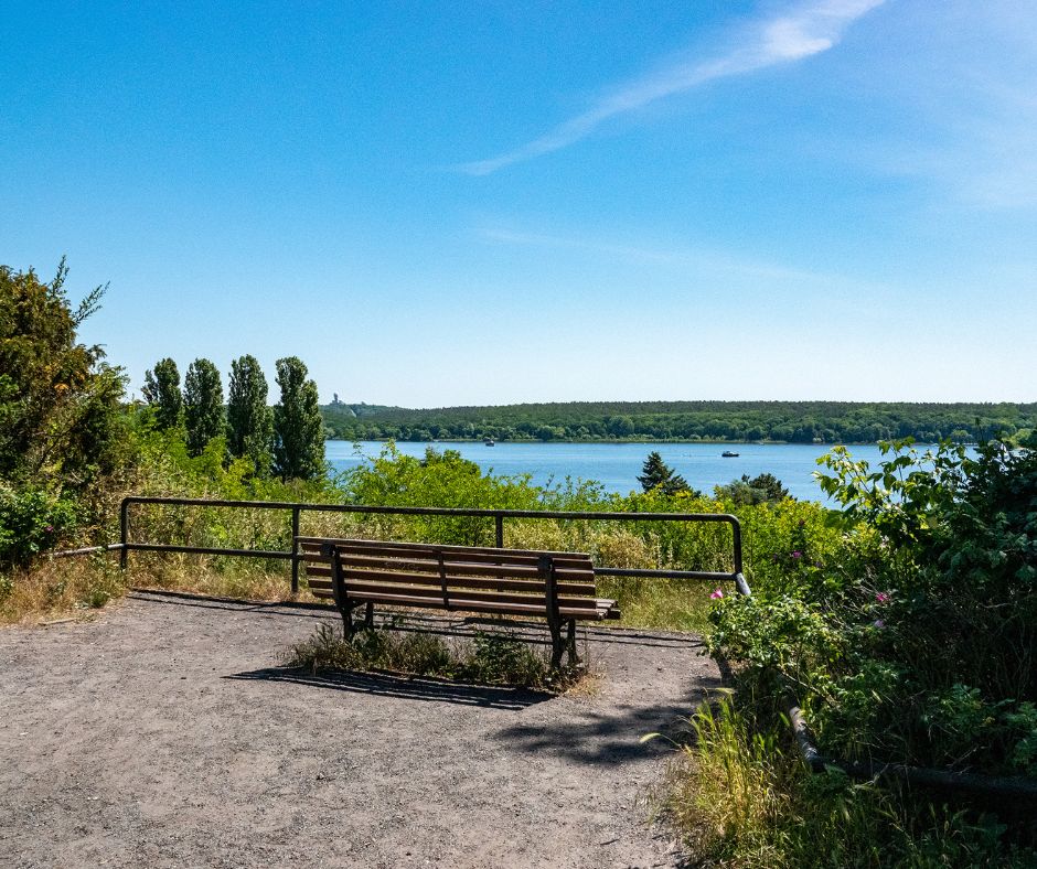 Bank in der Natur mit wundervollem Ausblick auf Spandau.