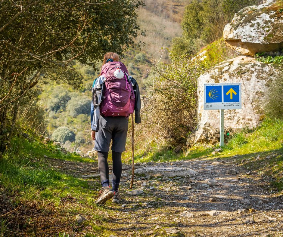 Frau auf dem Pilgerweg.