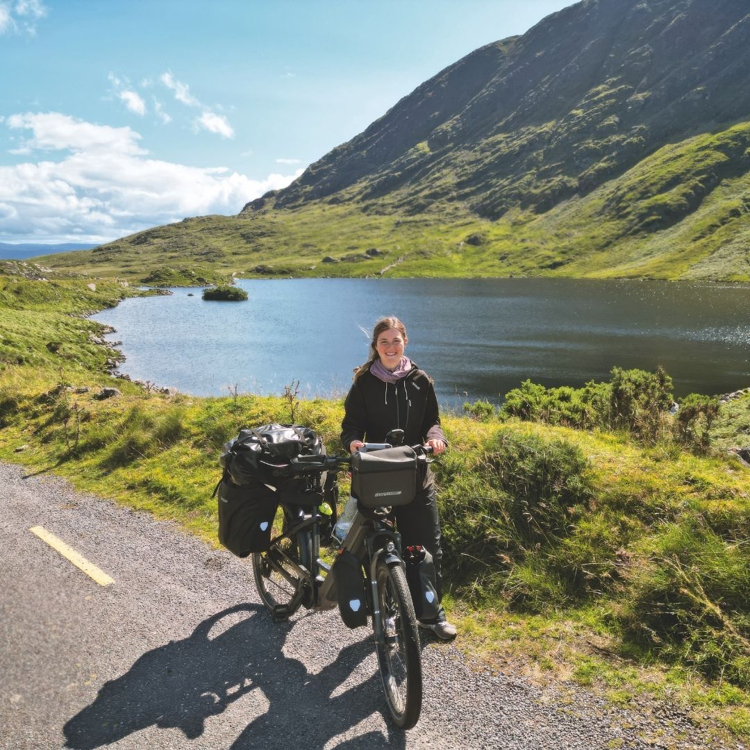 Carola Mehltretter vor dem klaren Bergsee im Killarney Nationalpark.