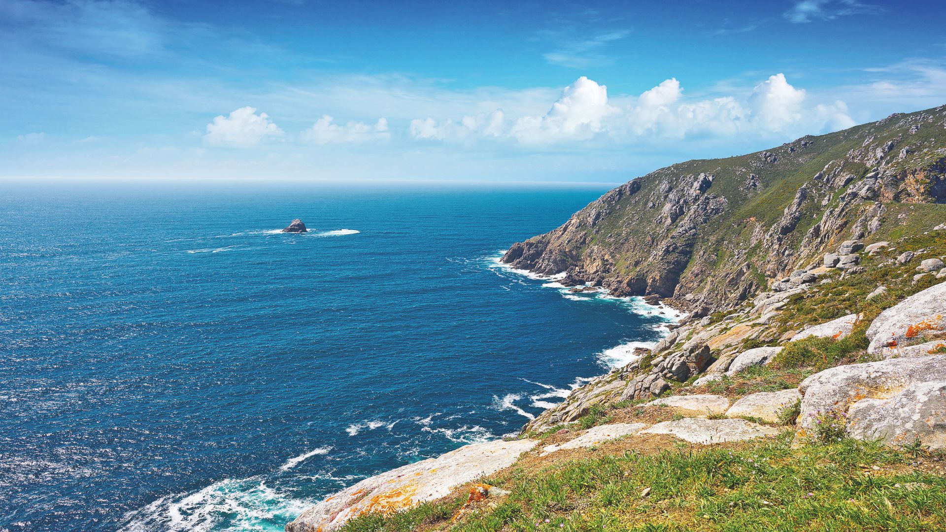 fesige Küstenlandschaft mit Meer